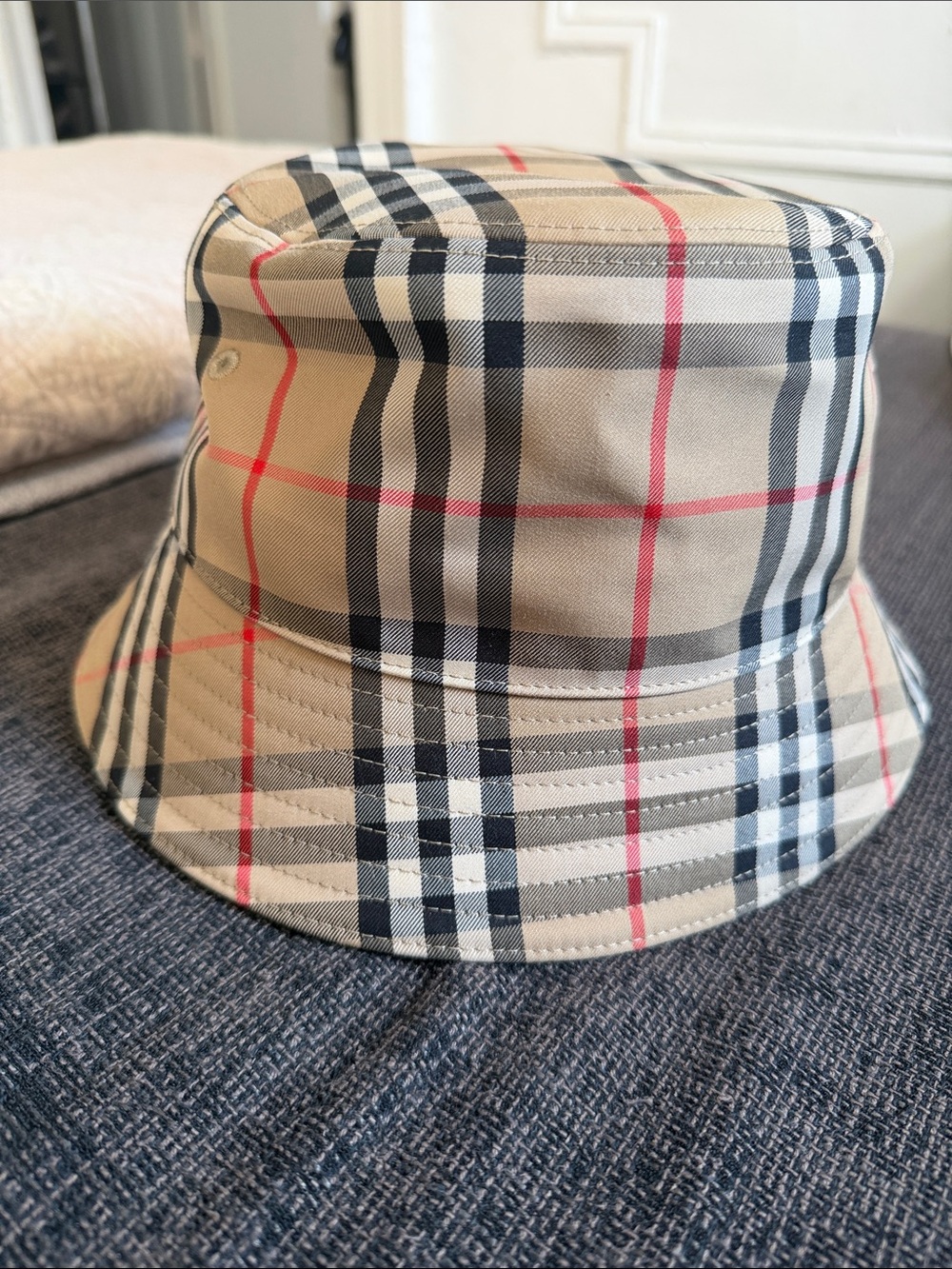 Burberry brand new Classic Plaid Bucket Hat in Beige and Black